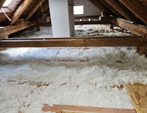 Zateplení stropu rodinného domu pomocí foukané izolace